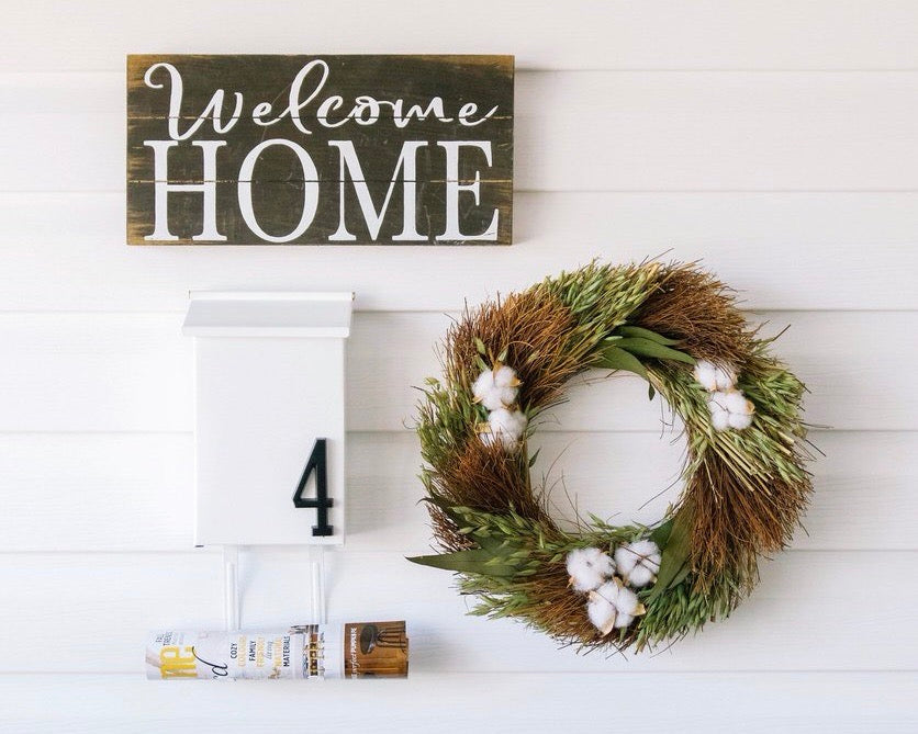 How to Hang Outdoor Decorations on Vinyl